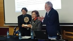 Carlos Rodr�guez, Marita Souto y Miguel Santalices, en la entrega a la doctora del Torques de Honra 2025 que concede del Centro de Estudos Chamoso Lamas.