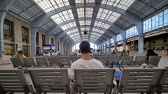 Viajeros en la estaci�n de San Crist�bal, en A Coru�a, durante la primera jornada de huelga