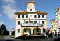 La pancarta ocupa toda la superficie del balc�n principal del antiguo consistorio.