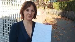Sandra Fern�ndez, madre del alumno escolarizado en IES Neira Vilas de Oleiros con la queja que tuvo que poner en la Conseller�a de Educaci�n ante la ausencia inicial de una soluci�n para asignar un sustituto al auxiliar t�cnico educativo que atiende a su hijo