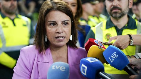 La delegada del Gobierno en Asturias, Adriana Lastra, atiende a los medios antes de la salida de la Vuelta Ciclista a Asturias