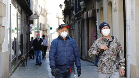 Personas con masacarilla por las calles de Viveiro