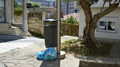 Ascan y la Policía Local de Sanxenxo abrirán las bolsas de la basura tiradas en la calle para saber quién las dejó ahí