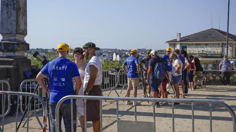 Decenas de vecinos y turistas se acercaron al parque de Rosal�a para contemplar el eclipse.