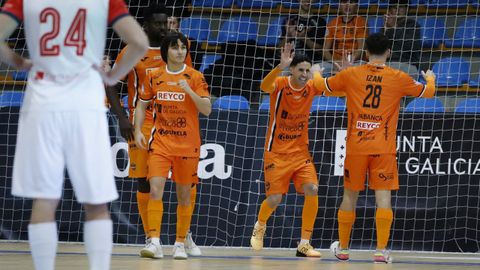 Charly, Bingyoba, Raid e Izan celebran el tanto de este �ltimo, que pon�a por delante a los burelenses en Vista Alegre.