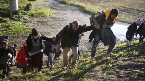Refugiados en las afueras de Brezice, en Eslovenia