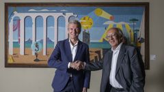 O actual presidente da Xunta, Alfonso Rueda, e o exmandatario socialista, Fernando Gonz�lez Laxe, danse a man diante dun cadro de Lugris no Parlamento de Galicia