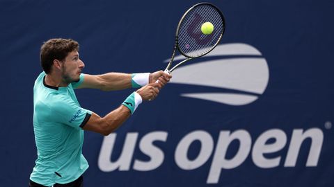 El español Pablo Carreño devuelve una bola al kajazo Alexander Bublik durante el partido de segunda ronda durante el US Open