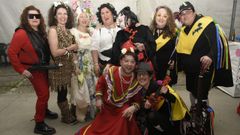 Integrantes do equipo que pretende activar o entroido da Illa.