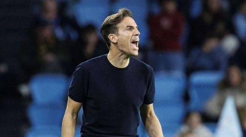 El t�cnico del Celta, ��igo P�rez, dirigiendo a su equipo frente al Celta en Bala�dos.