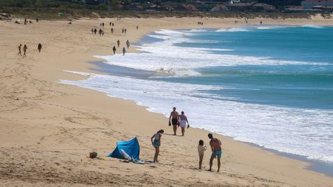 Ba�istas en la playa da Lanzada.