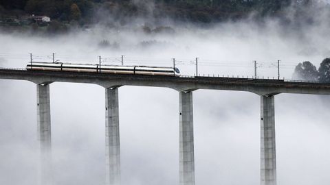 Un tren circulando por el viaducto de O Eixo, cerca de Santiago