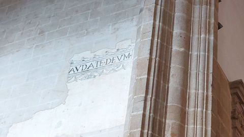  En un muro de la nave se destap un fragmento de una antigua inscripcin que probablemente se alargaba por todo el permetro interior de la iglesia