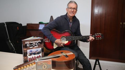 Luis Renda es el director de la rondalla de O Castro