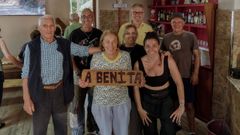 Benita Lpez, con su hijo Davide y su marido David, acompaados de familiares y amigos, en la celebracin del 50 aniversario de la apertura de la cafetera A Benita de Bande.