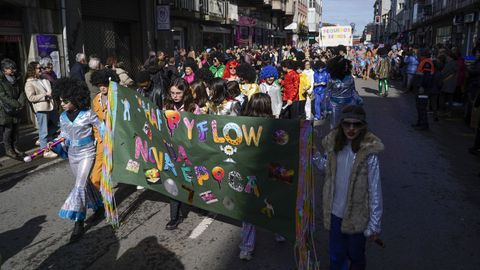 El multitudinario desfile escolar de entroido de Xinzo llen las calles del municipio