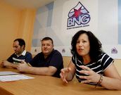 Vi�a, Sande y Xulia Mira en la sede del BNG de Carballo. 