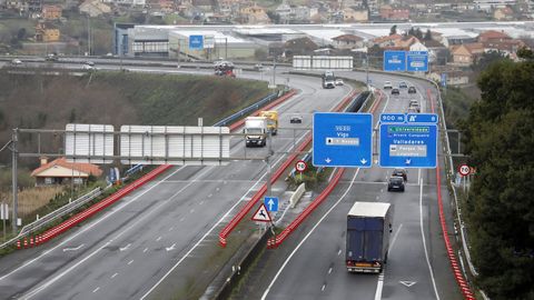 El vial VG-20 a su paso por la parroquia de Beade, en Vigo