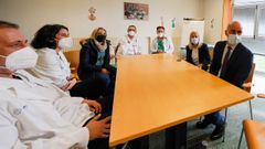 La gerente del Sergas y el gerente del �rea sanitaria de Pontevedra, a la derecha, se reunieron este martes con personal de los centros de salud de Arcade y Vilaboa