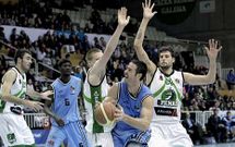 Almaz�n, con el bal�n ante dos jugadores del Huesca el pasado s�bado en el Pazo.