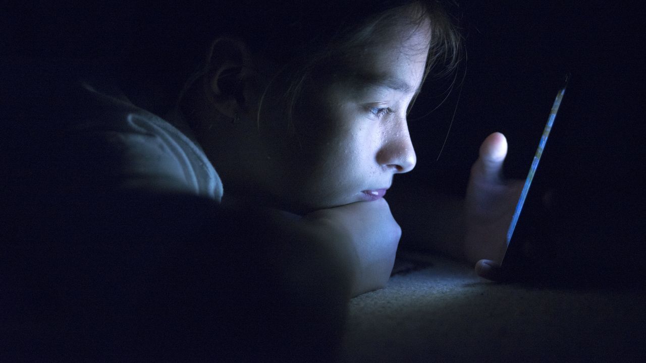 «Vamping»: cuando las pantallas le roban el sueño a niños y adolescentes