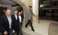 Freire, Feijoo, Bustelo y Calvo a su entrada en el coliseo Noela, donde se realiz� el acto. 