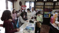 Uno de los grupos del Lois Tob�o, ayer en la farmacia de Pedro Casariego, fundada en 1898