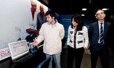 La secretaria xeral de Modernizaci�n Tecnol�xica, Mar Pereira, en un aula m�vil del plan de banda ancha.