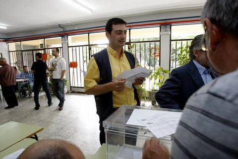 El cartero trae el voto por correo.
