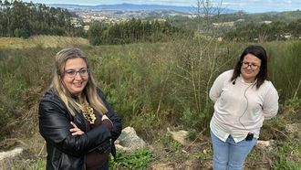 Patricia Recio y M�nica Chaves posan en la parcela que Tempos Vega Sicilia empezar� a plantar el a�o que viene