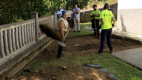 Trabajos en las supuestas fosas franquistas del cementerio de Beira, en Carral.