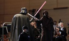 Darth Vader y el director de la Sinf�nica, Dima Slobodeniouk, se baten en duelo. 