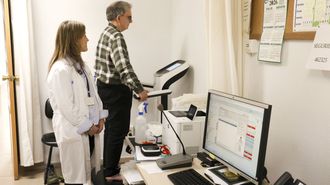Cristina Porca supervisa la prueba de impedancia el�ctrica realizada por Ram�n Serantes, paciente.