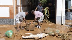 Limpieza de calles y viviendas en Iniesta, Cuenca, tras las fuertes lluvias cadas este martes