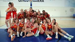 Seleccin de Espaa sub-20 que participa en el Eurobasket femenino, con la ourensana Ins Mguez (tercera por la derecha, en el suelo).