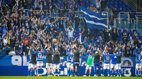 Los jugadores del Oviedo celebran la victoria ante la Ponferradina