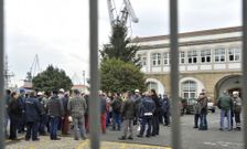 Los trabajadores se concentraron delante del edificio de direcci�n de Navantia Ferrol. 