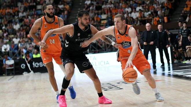 Paul Jorgensen maneja el bal�n durante el partido del Leyma Coru�a ante el Bilbao.