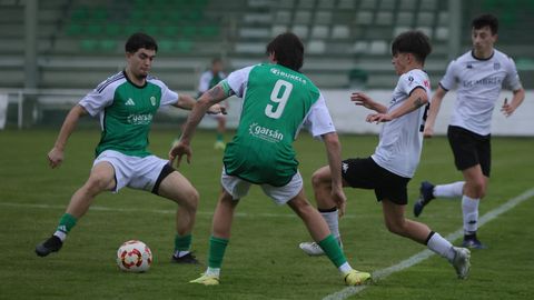 Yago Ramos y Jairo Campo, en un instante de la derrota contra el Dumbr�a que precipit� la dimisi�n de Oke como entrenador.