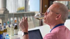 Tim Atkin catando vinos en la denominaci�n de origen R�as Baixas