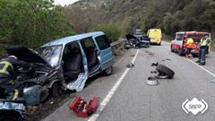 Aparatoso accidente de tráfico con tres heridos y tres vehículos implicados en Salas.