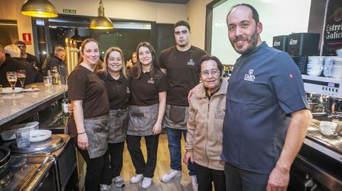 Luis Fern�ndez con sus trabajadores