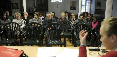 Cerca de una veintena de personas acudieron al curso sobre el alzh�imer realizado ayer en Lal�n. 