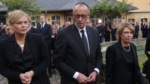 La presidenta del Bundestag, Julia Kloeckner, el canciller Friedrich Merz y la primera dama Elke Buedenbender asisten al funeral de la sobreviviente del Holocausto Margot Friedlaender en Berlín.