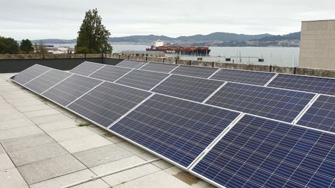 Placas solares en el puerto de Vigo.