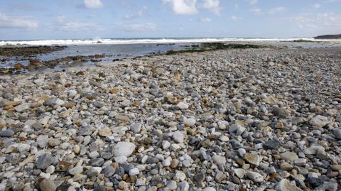 La playa de Arealonga sin nada de arena por los temporales