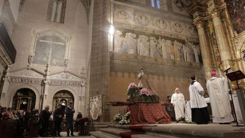 Otro aspecto de la iglesia durante la ceremonia de reapertura, que fue presidida por el obispo Alfonso Carrasco Rouco