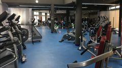 El Concello ha dotado al gimnasio municipal de nueva maquinaria, taquillas y mamparas en las duchas de los vestuarios