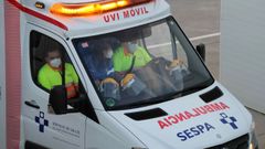 Una ambulancia en la zona de Urgencias del HUCA