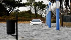 El coche familiar qued� atrapado en la carretera inundada